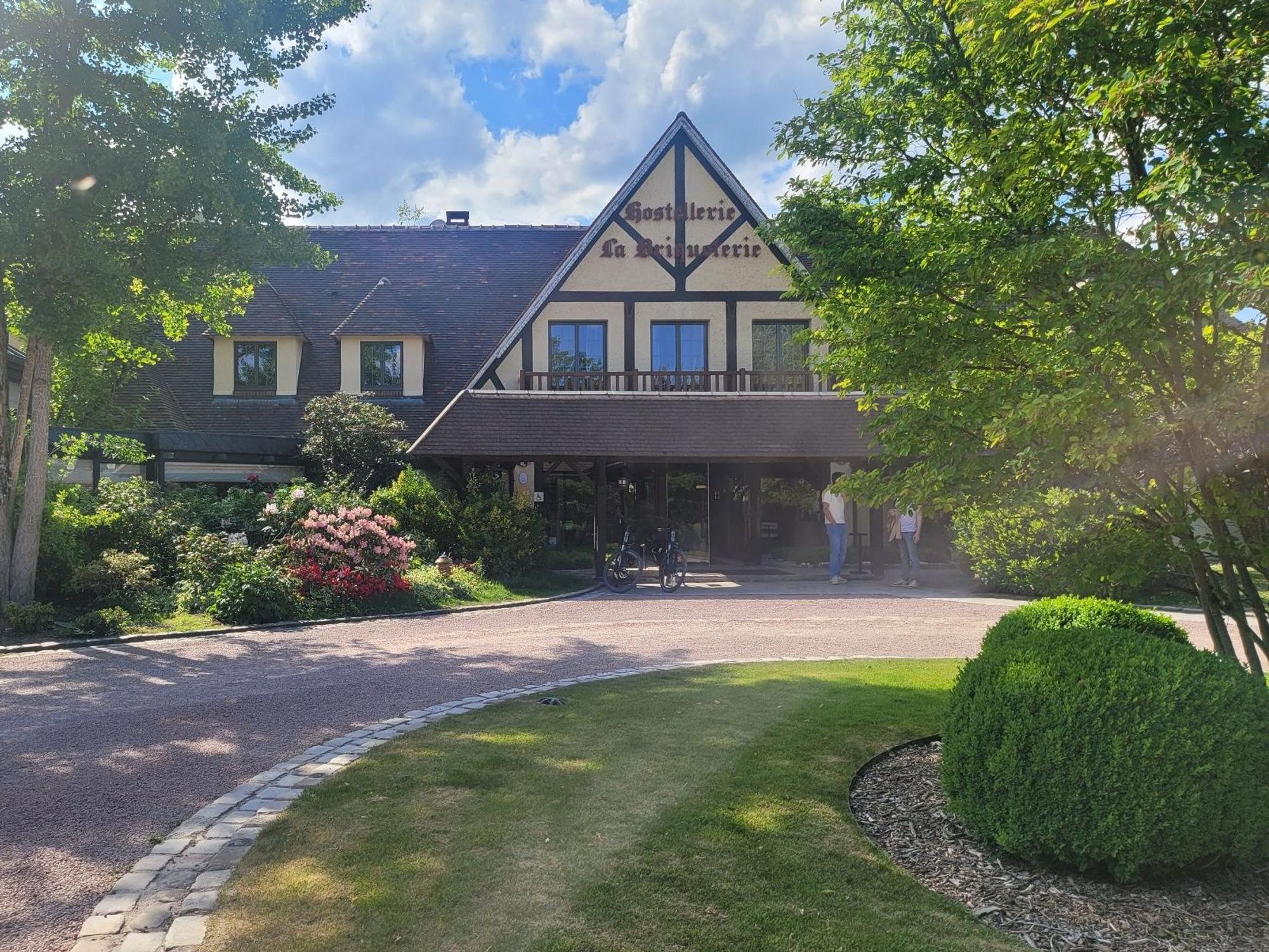 Ein Hotel im Fachwerkstil inmitten einer gepflegten Grünanlage