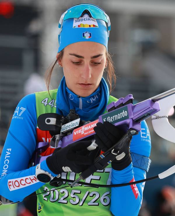 Rebecca Passler bereitet ihr Gewehr vor.