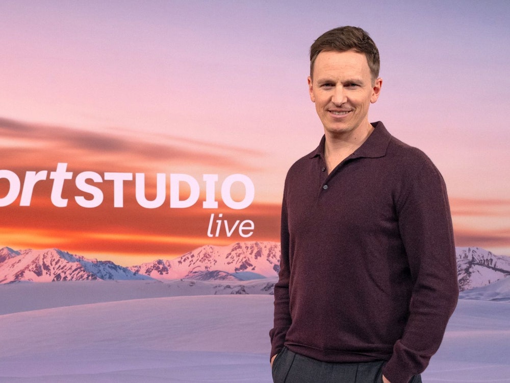 Jochen Breyer ist für das ZDF während der Olympischen Winterspiele als Moderator aktiv. (Bild: ZDF / Ralph Orlowski)