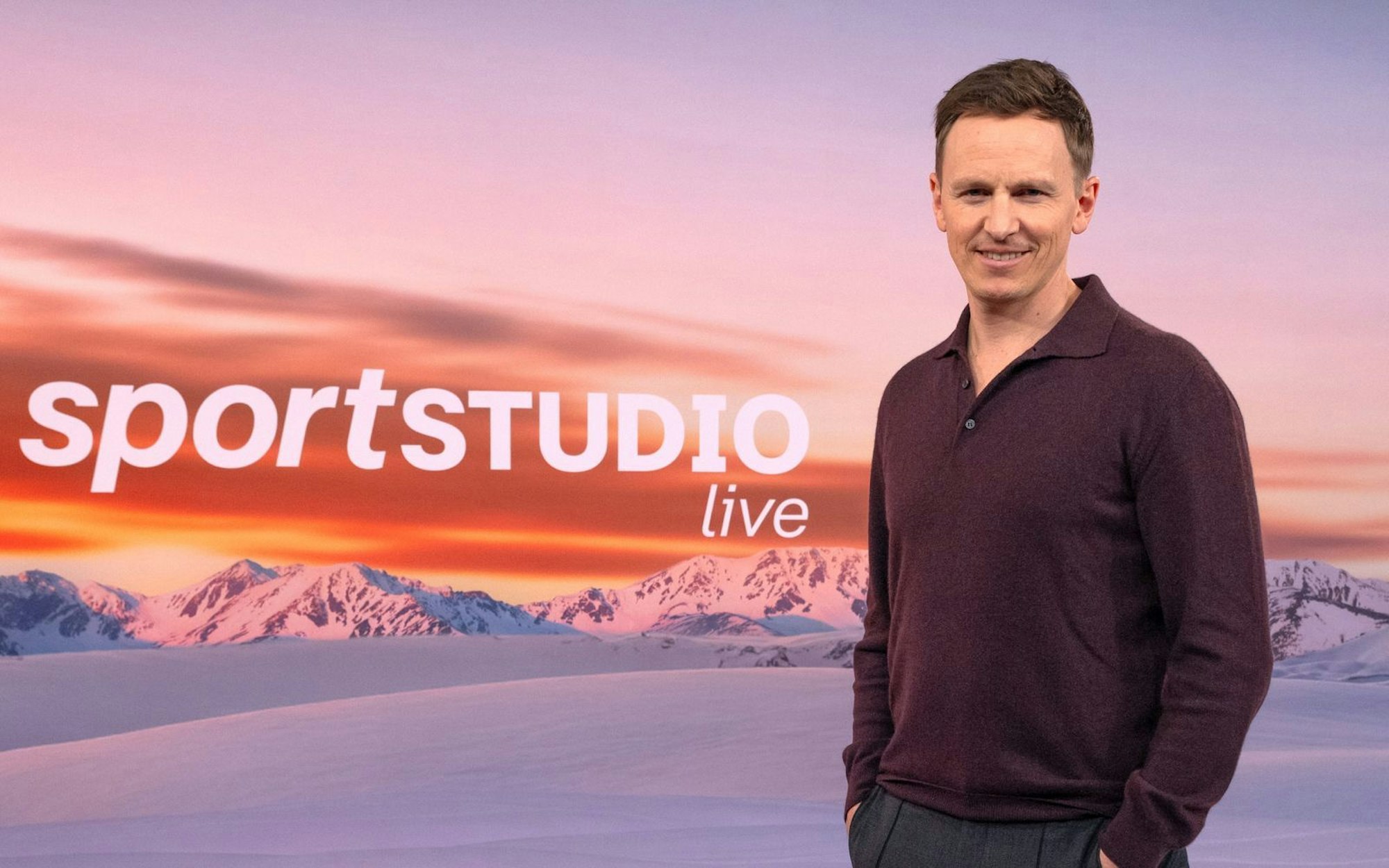 Jochen Breyer ist für das ZDF während der Olympischen Winterspiele als Moderator aktiv. (Bild: ZDF / Ralph Orlowski)