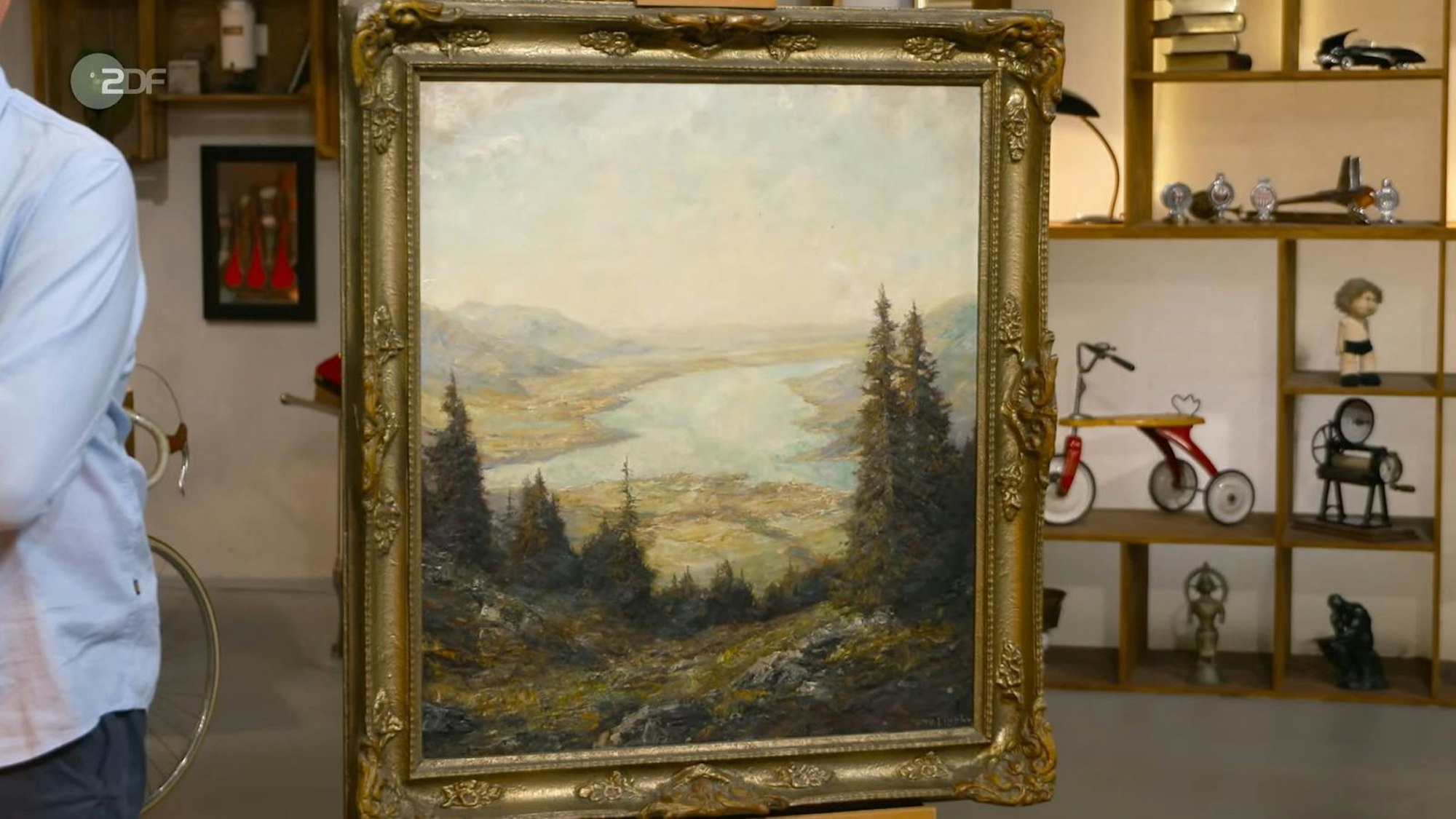 Das Gemälde von Otto Pippel aus den 1930er-Jahren zeigt den Blick vom Wallberg auf den Tegernsee und war 1.200 bis 1.500 Euro wert. Für 1.050 Euro bekam Roman Runkel das Kunstwerk.
(Bild: ZDF)