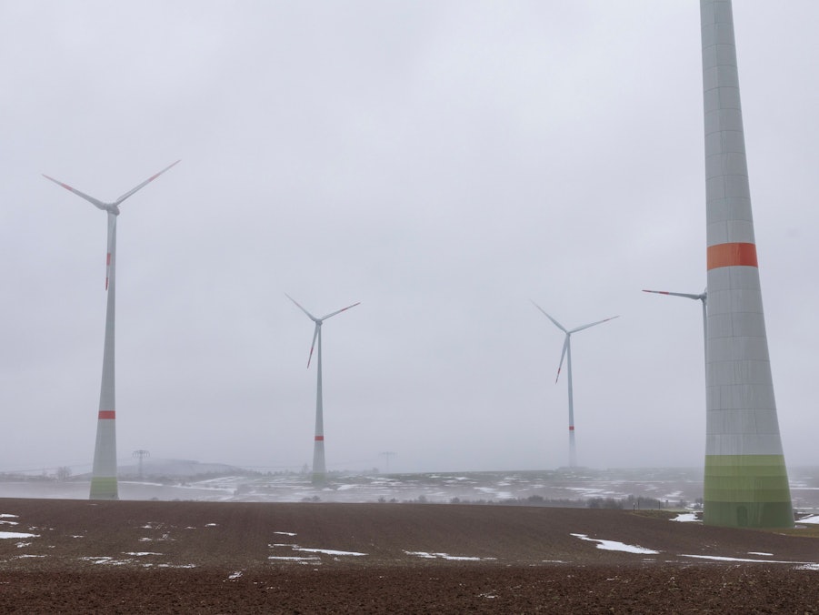 Windkraftanlagen im Winter bei Nebel