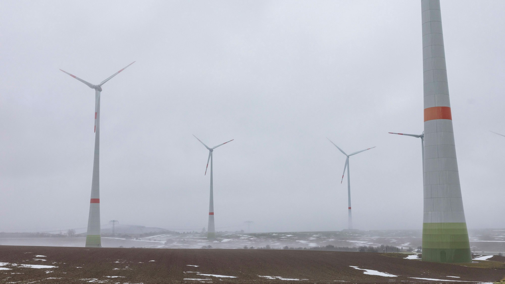 Windkraftanlagen im Winter bei Nebel