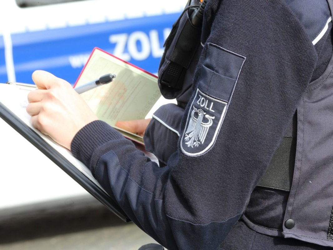 Zollkontrolle des Sicherheitspersonals beim Kölner Karneval.