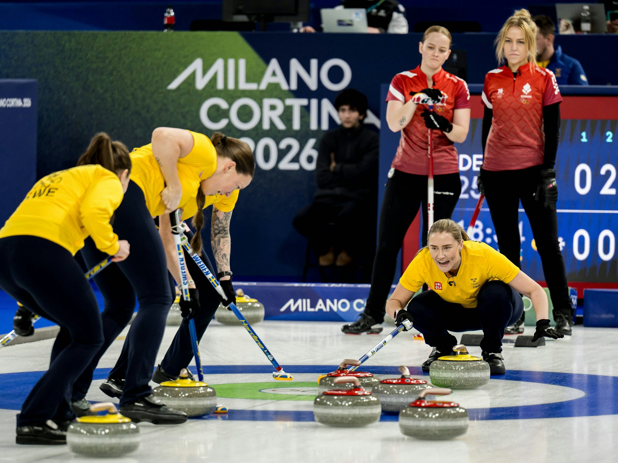 Szene aus der Curling-Partie Schweden - Dänemark.