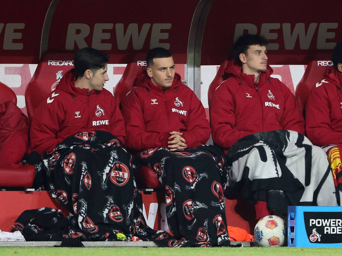 FC-Profis warten auf der Bank auf ihren Einsatz.