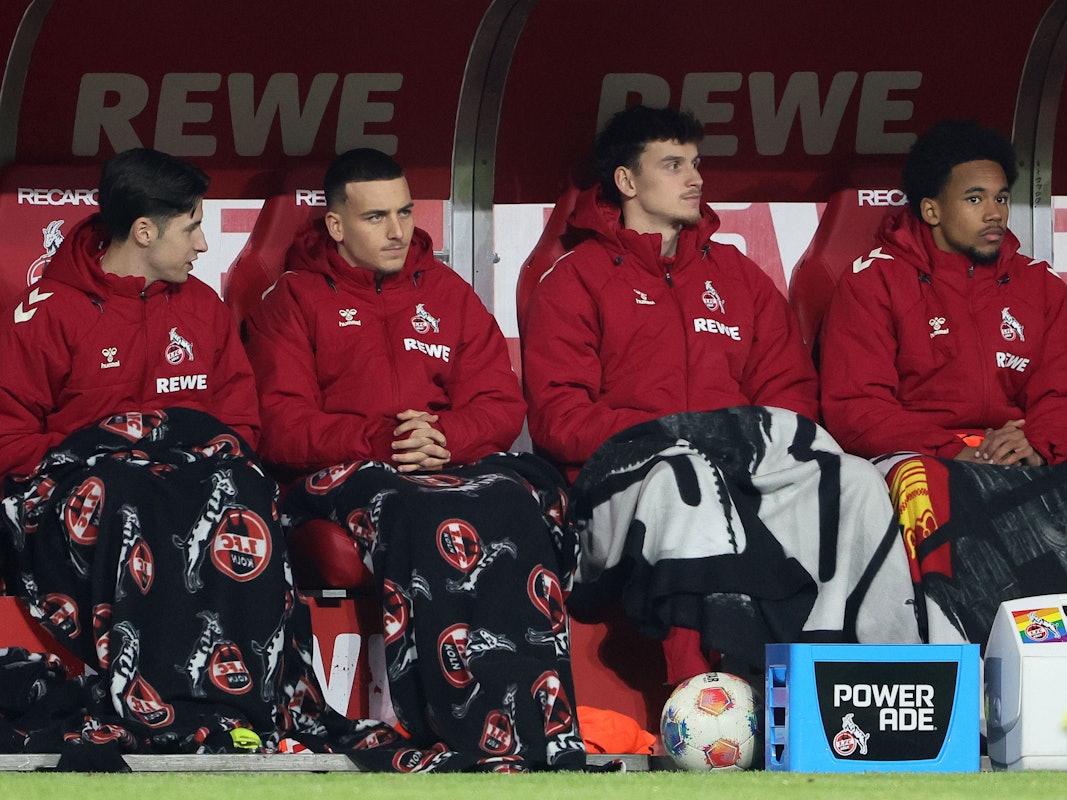 Denis Huseinbasic, Said El Mala und Rav van den Berg sitzen auf der Bank