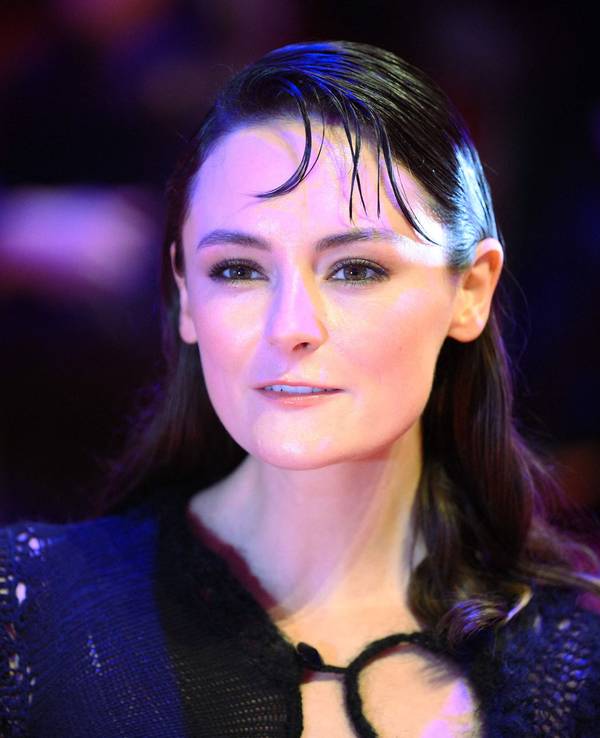 Schauspielerin Lea van Acken erscheint am 12. Februar 2026 zur Premiere des Films „No Good Men“.