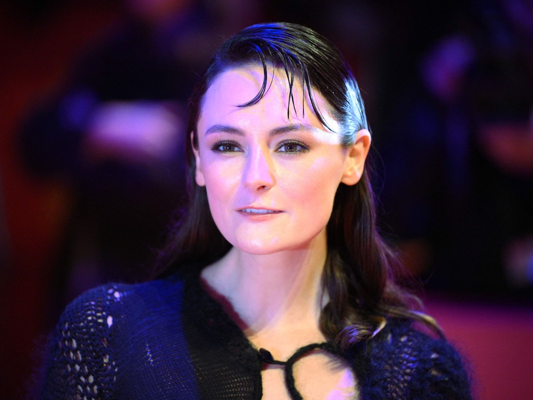 Schauspielerin Lea van Acken erscheint am 12. Februar 2026 zur Premiere des Films „No Good Men“.