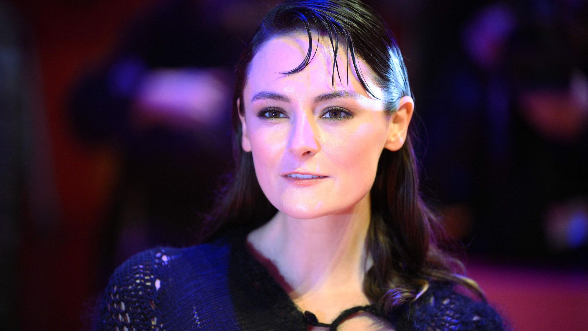 Schauspielerin Lea van Acken erscheint am 12. Februar 2026 zur Premiere des Films „No Good Men“.