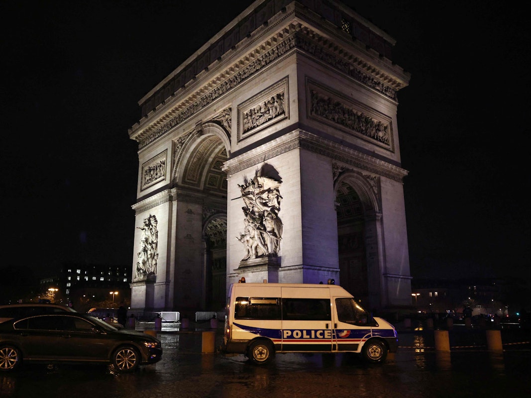 Ein Polizeifahrzeug steht am Triumphbogen in Paris.