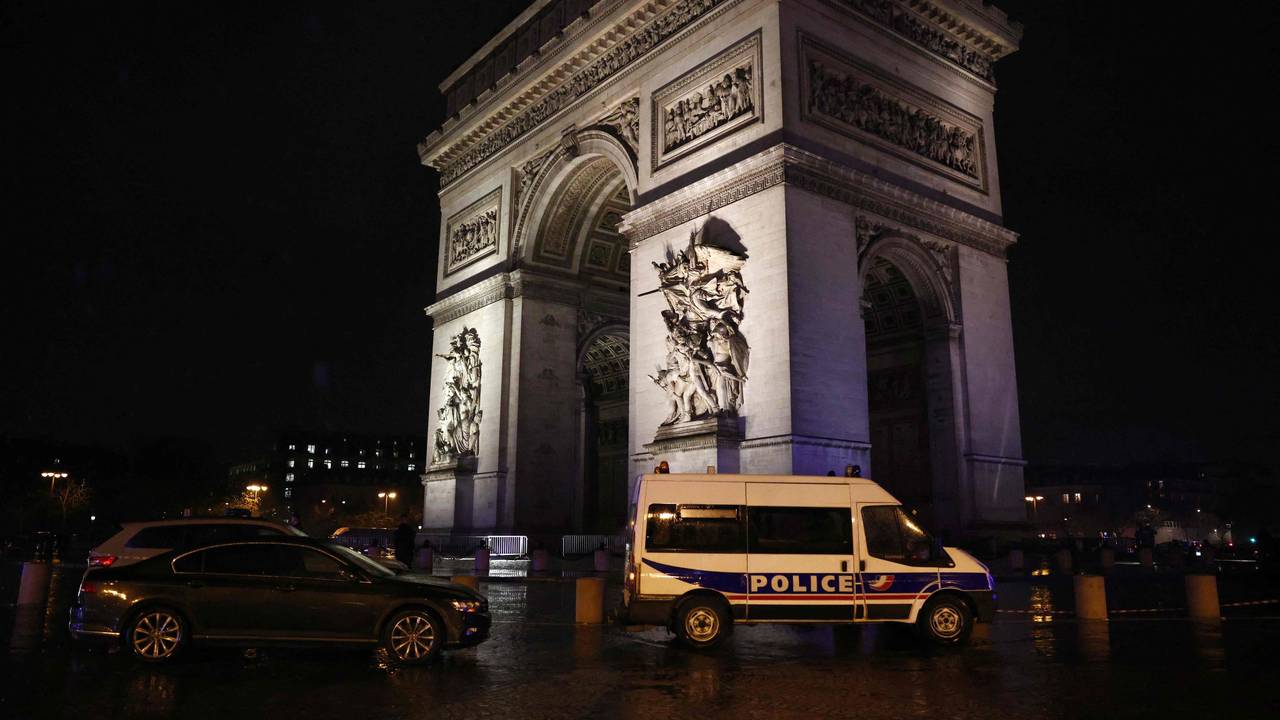 Ein Polizeifahrzeug steht am Triumphbogen in Paris.