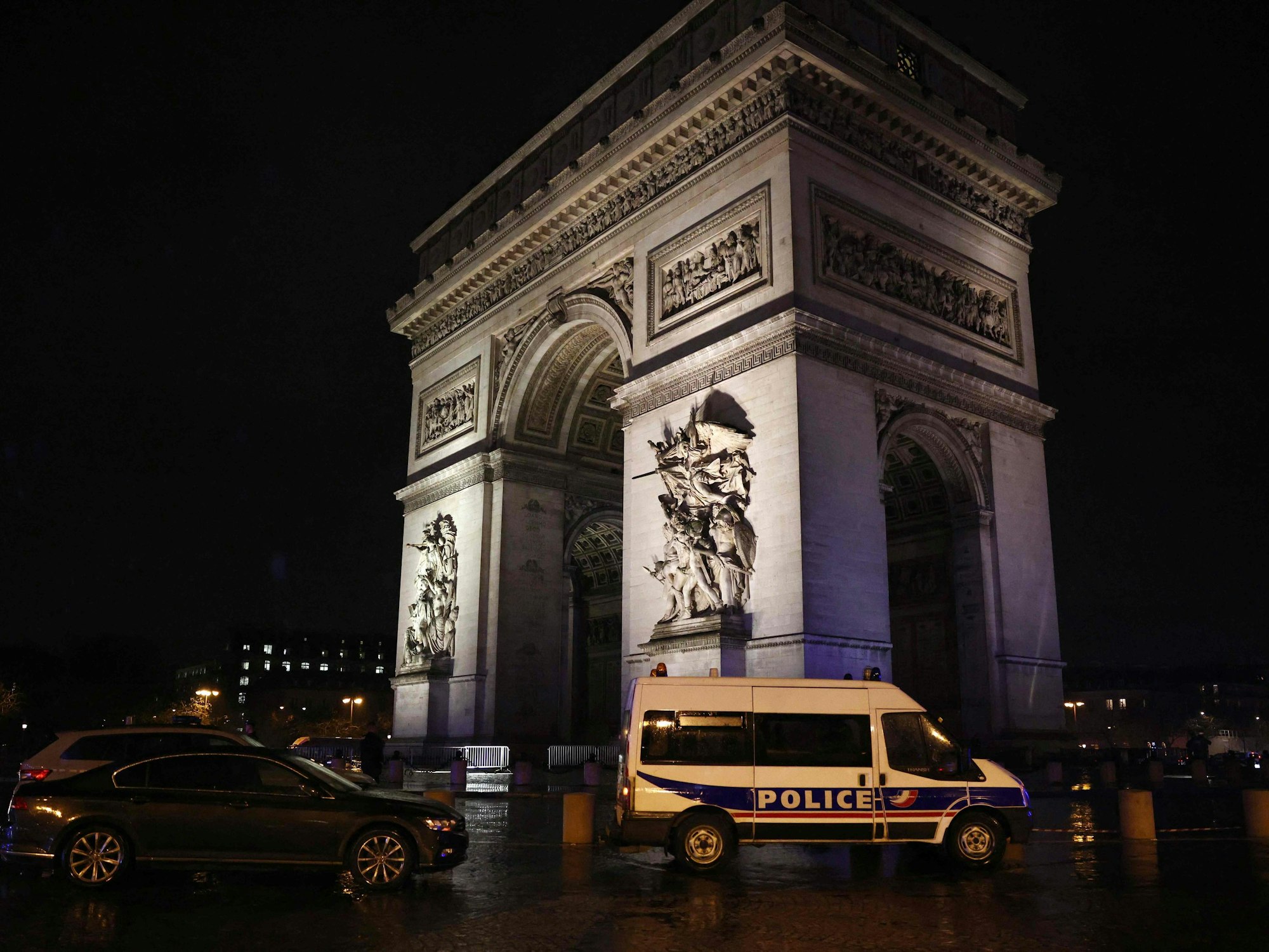 Ein Polizeifahrzeug steht am Triumphbogen in Paris.