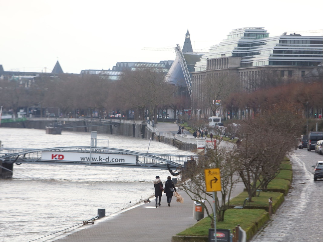 13.02.2026, Köln: Der Rheinpegel steigt derzeit stark. In den letzten 24 Stunden betrugt der Pegelanstieg fast 1,5 Meter. Die aktuelle Hochwasserwelle soll am Wochenende die Hochwassermarke 1 erreichen. Foto: Arton Krasniqi