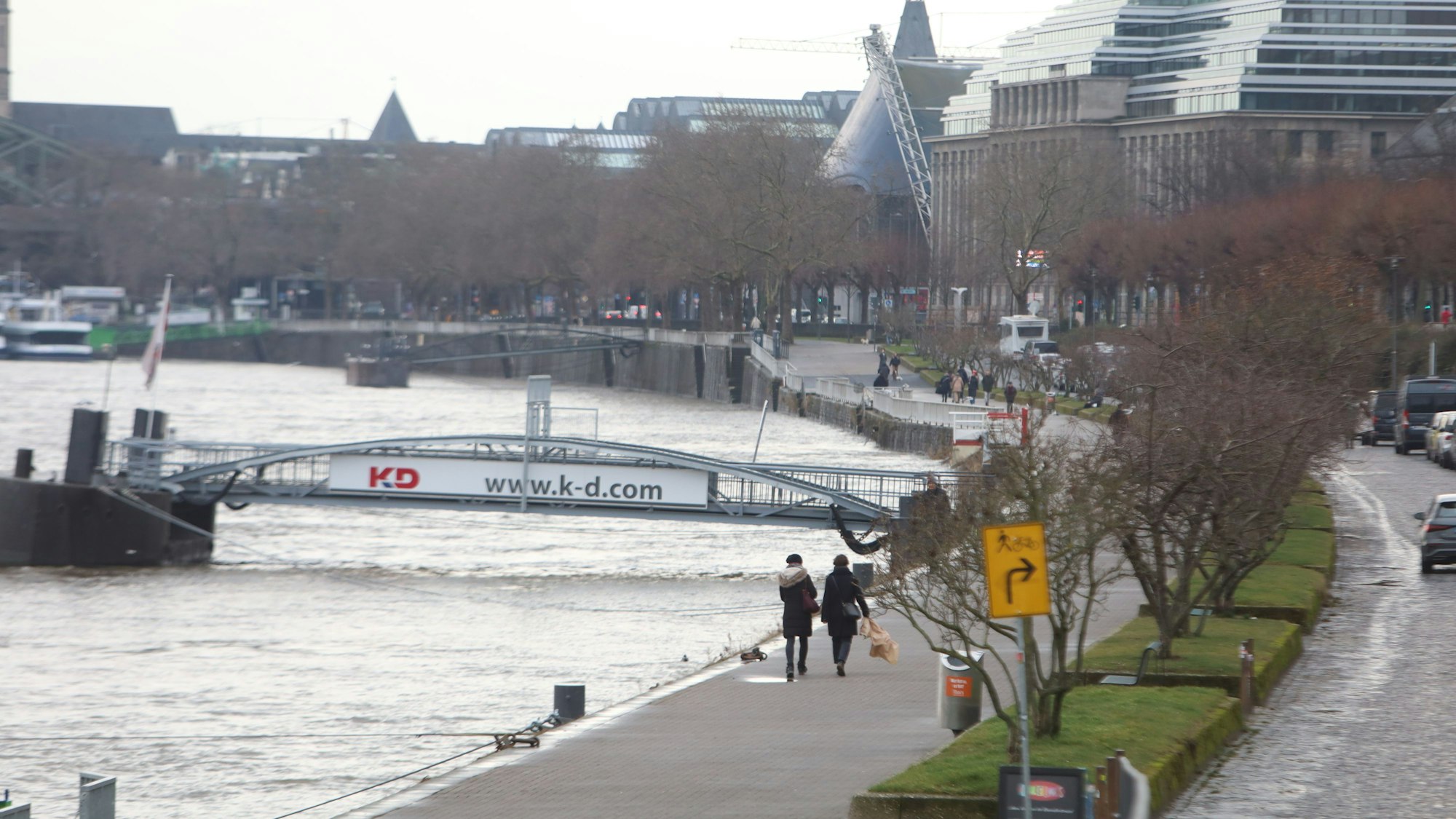 13.02.2026, Köln: Der Rheinpegel steigt derzeit stark. In den letzten 24 Stunden betrugt der Pegelanstieg fast 1,5 Meter. Die aktuelle Hochwasserwelle soll am Wochenende die Hochwassermarke 1 erreichen. Foto: Arton Krasniqi