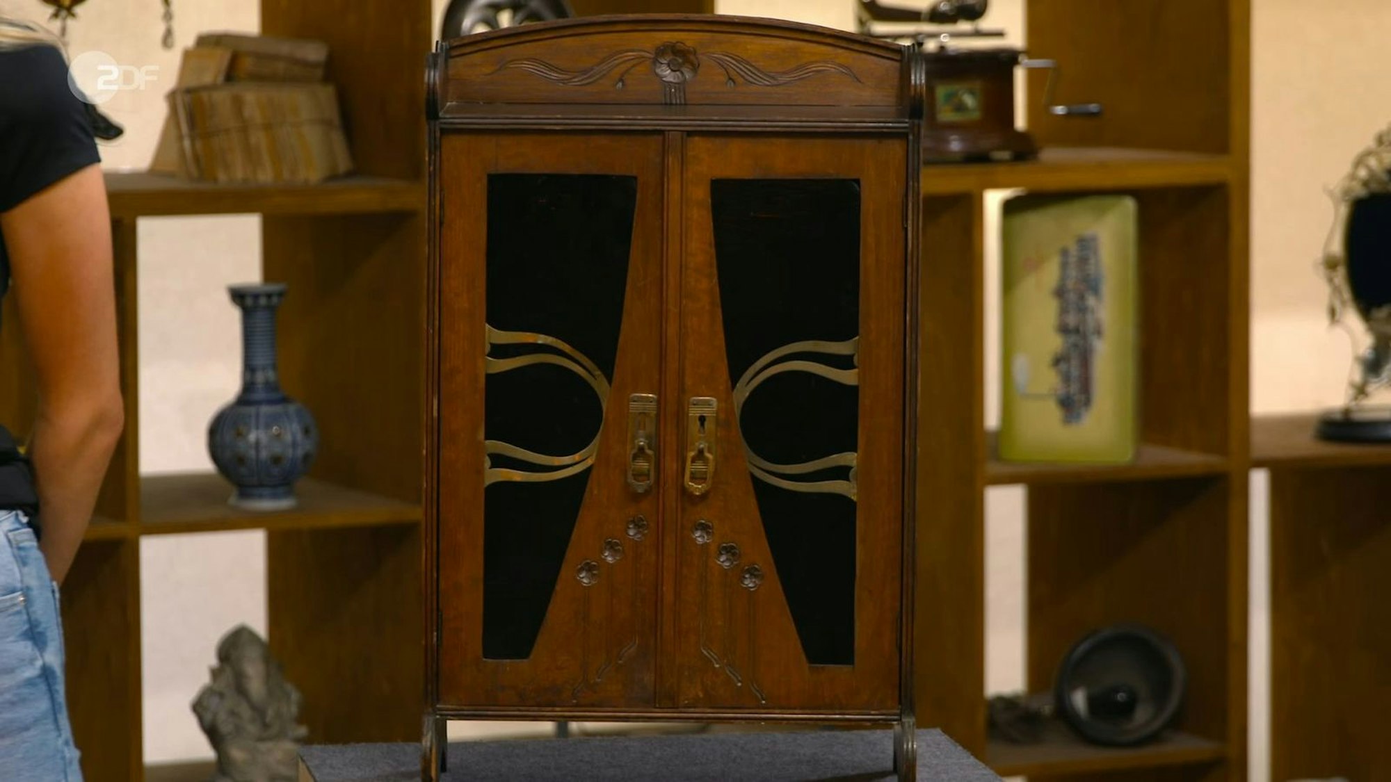 Das Jugendstil-Hängeschränkchen aus Buchenholz aus der Zeit zwischen 1900 und 1910 wurde auf 150 bis 200 Euro geschätzt. Roman Runkel zahlte 200 Euro dafür.
(Bild: ZDF)