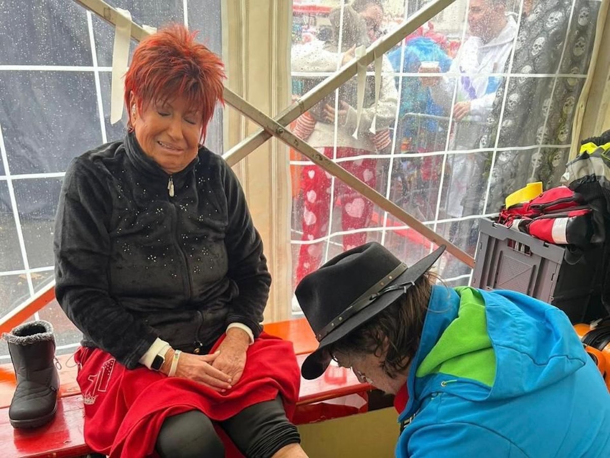 Marita Köllner wird am linken Fuß verbunden.