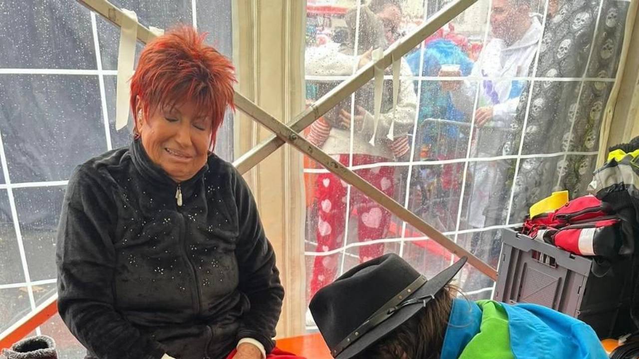 Marita Köllner wird am linken Fuß verbunden.