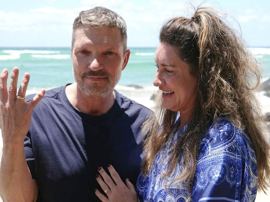 Der verschollen geglaubte Ehering von Hardy Krüger junior ist wieder da: Ein Hobby-Schatzsucher fand ihn am Strand. (Bild: RTL)