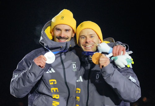 Der Zweitplatzierte Axel Jungk (l, Deutschland) und der Drittplatzierte Christopher Grotheer (Deutschland) jubeln bei der Siegerehrung über ihre Medaillen.