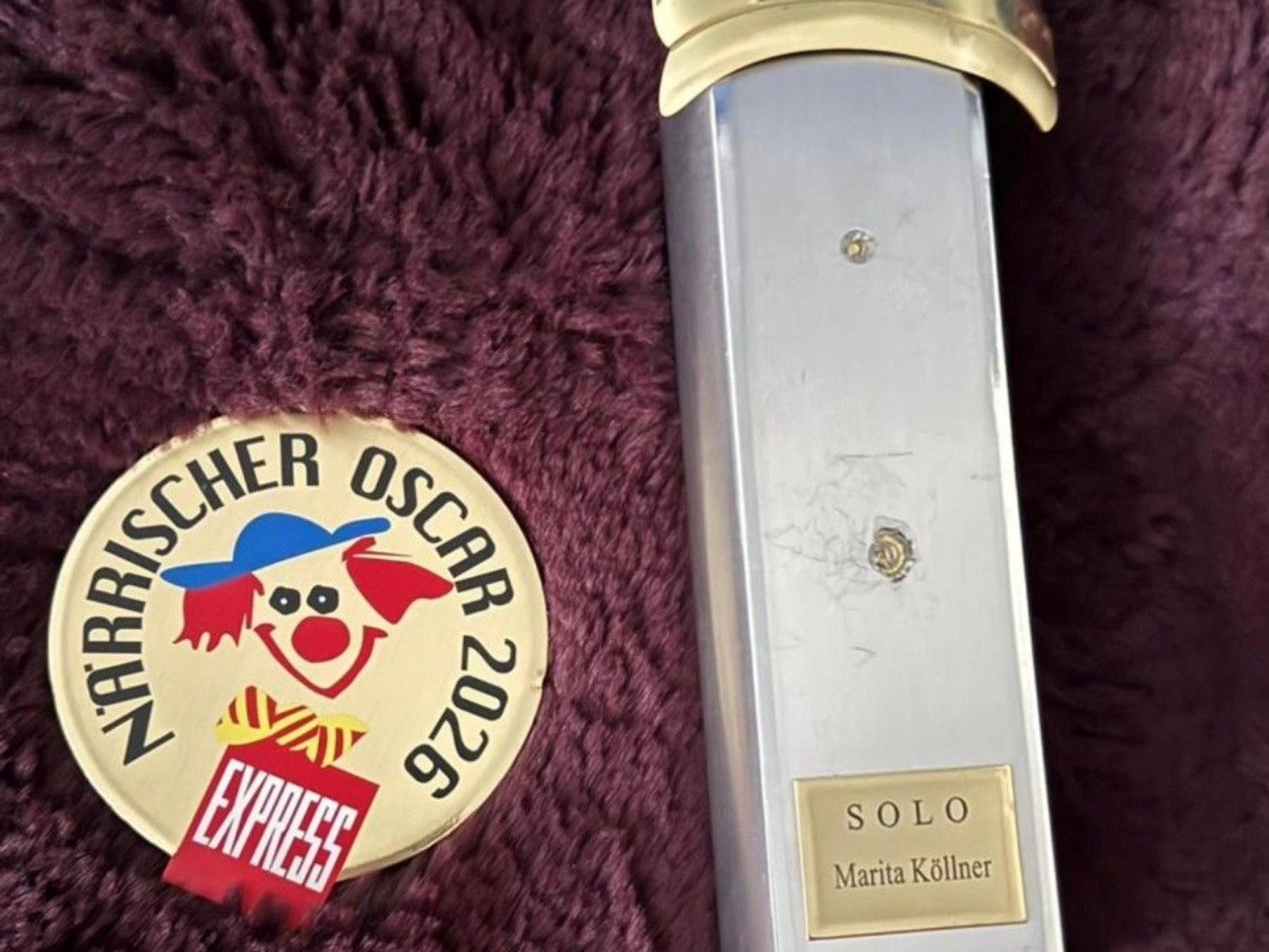 Der zerstörte Pokal vom Närrischen Oscar nach Marita Köllners Sturz.