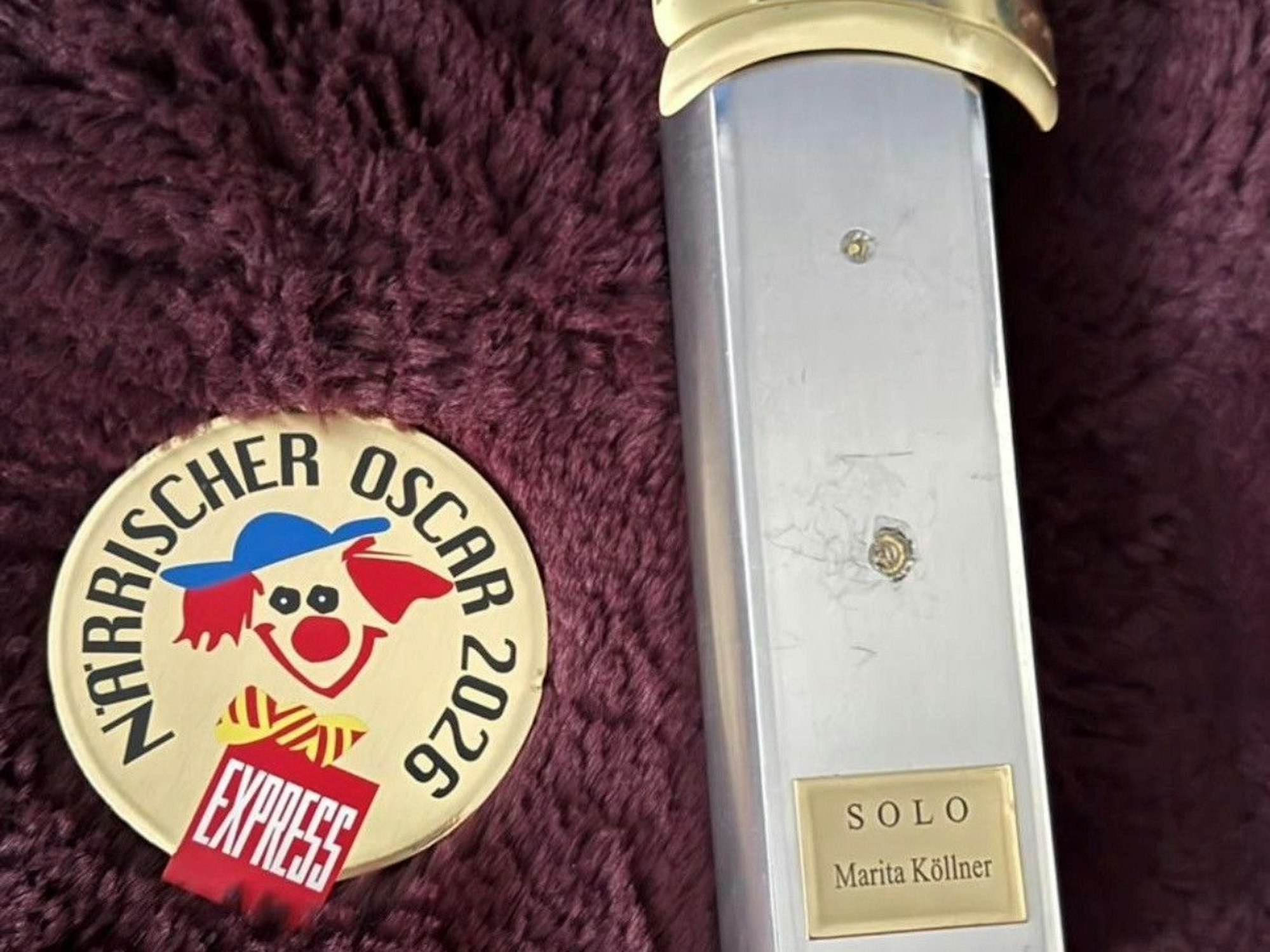 Der zerstörte Pokal vom Närrischen Oscar nach Marita Köllners Sturz.