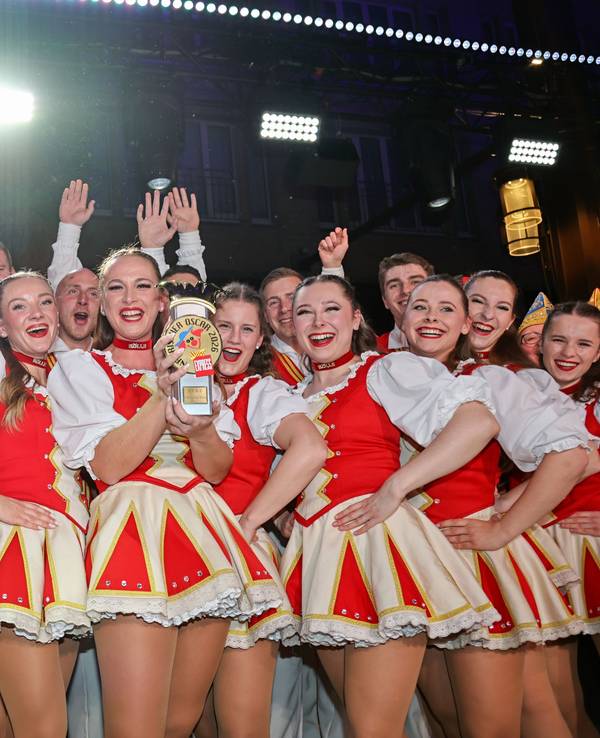 Das Tanzcorps Colonia Rut Wiess mit dem Närrischen Oscar.