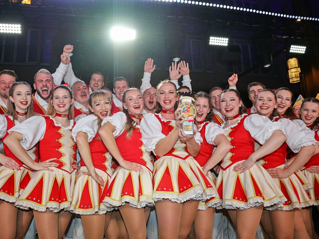 Das Tanzcorps Colonia Rut Wiess mit dem Närrischen Oscar.