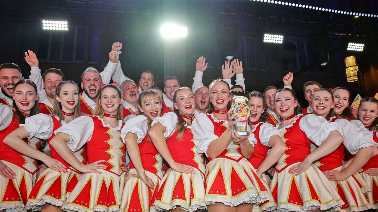 Das Tanzcorps Colonia Rut Wiess mit dem Närrischen Oscar.