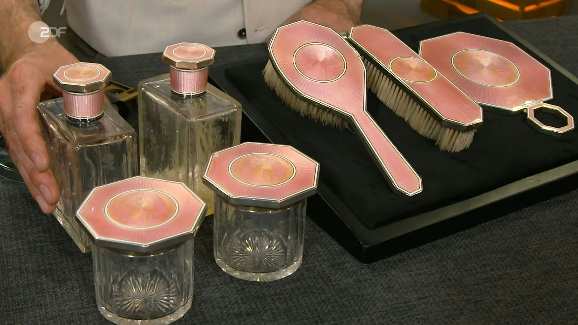 Ebenfalls Anklang fand die Toiletten-Garnitur mit Gläsern, Bürsten und einem Spiegel aus den 1920er- oder 30er-Jahren und einem Schätzwert von 1.000 bis 1.200 Euro. Susanne Steiger gefiel das Set sehr gut, wurde jedoch von David Suppes mit 1.150 Euro überboten.
(Bild: ZDF)
