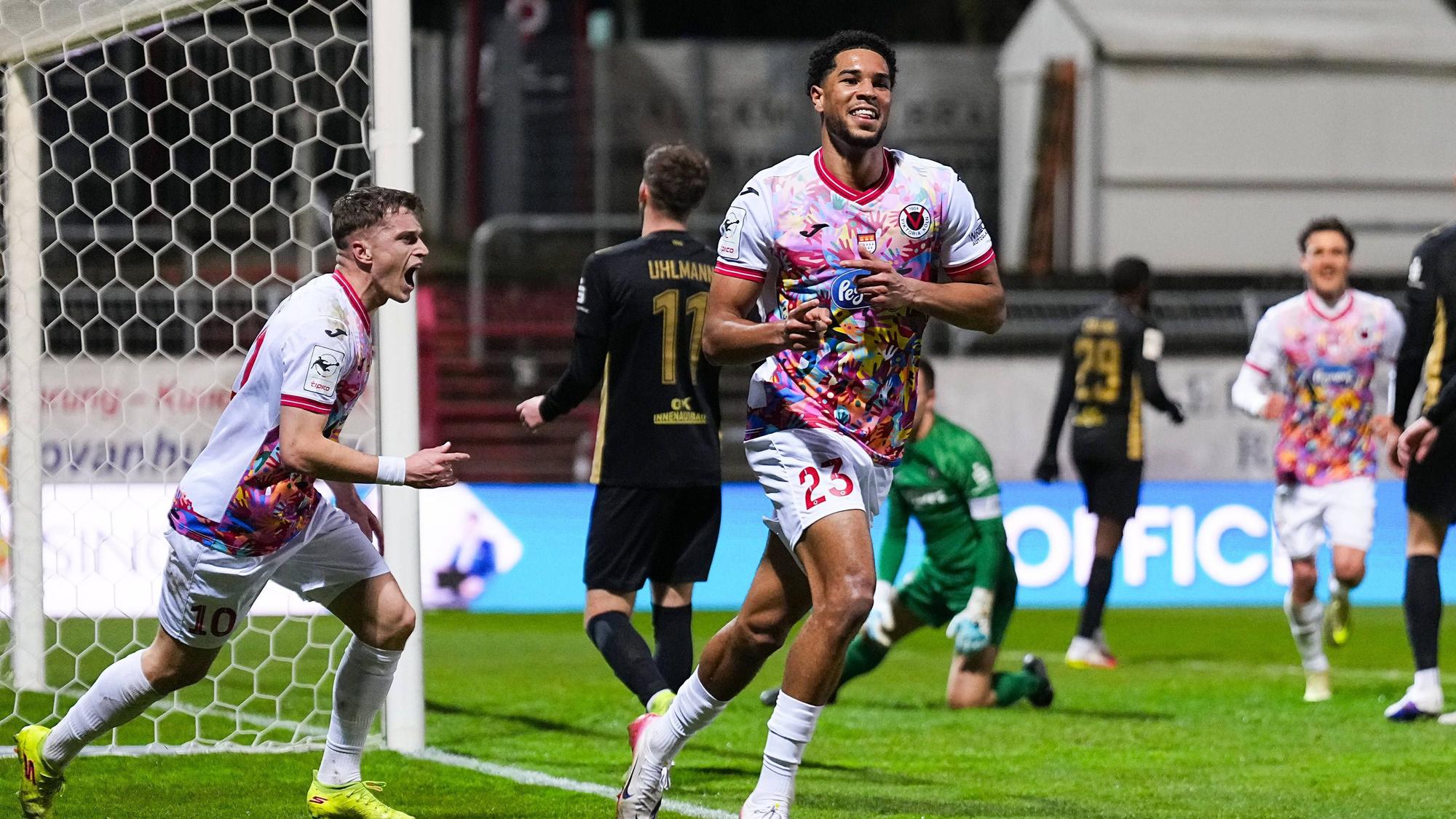 Benjamin Zank beim Torjubel für Viktoria Köln.