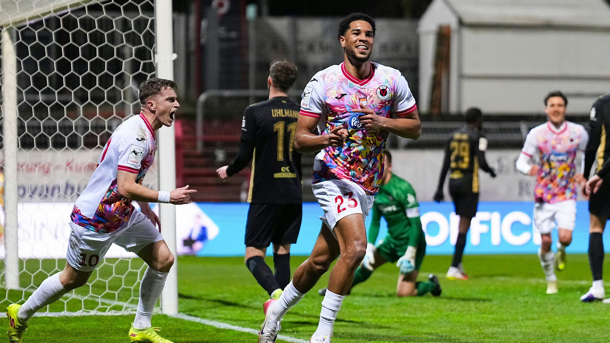 Benjamin Zank beim Torjubel für Viktoria Köln.