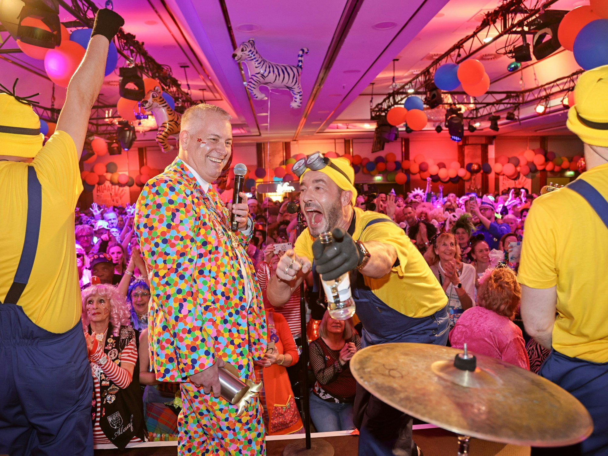 Marcel Schwamborn übergibt den Oscar an die Räuber.