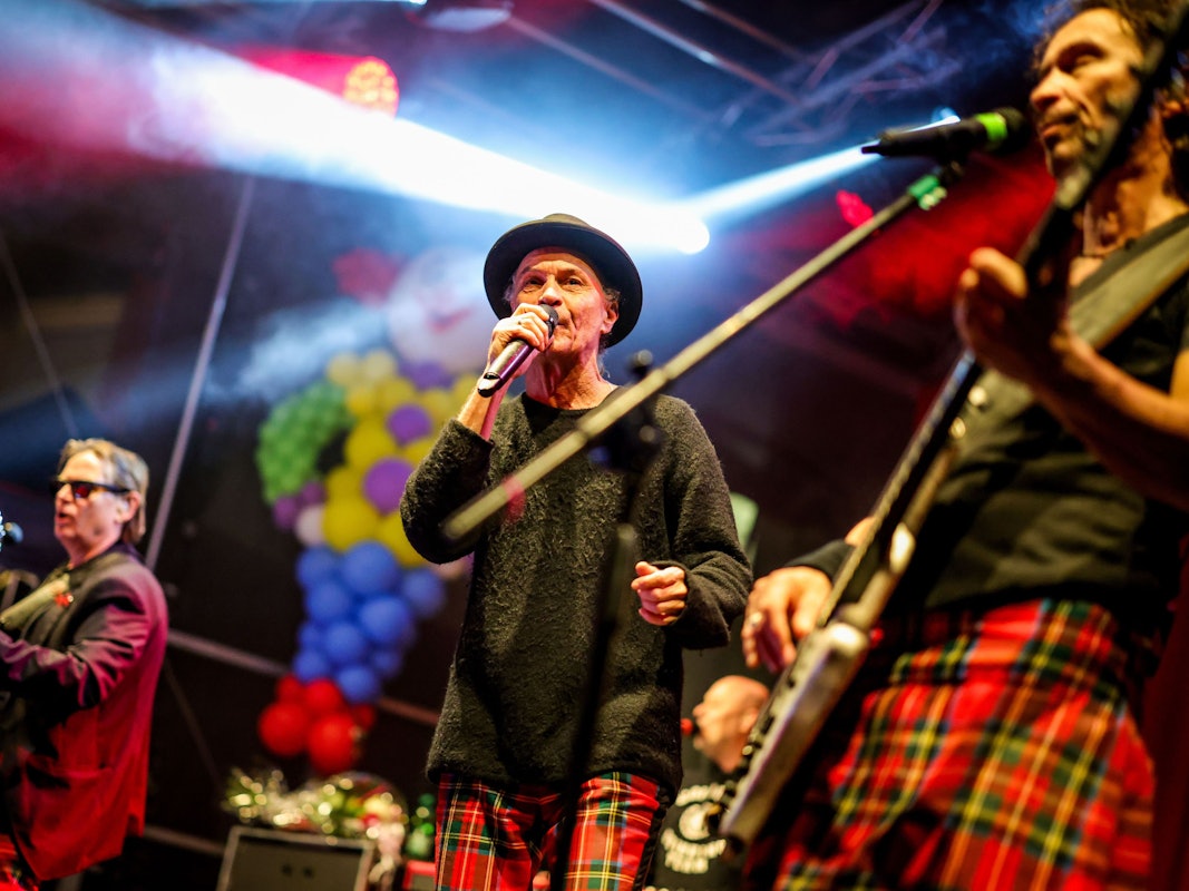 ARCHIV - 11.11.2025, Nordrhein-Westfalen, Düsseldorf: Konzert der Kölner Band Brings in der Düsseldorfer Altstadt auf dem Rathausplatz. (zu dpa: «Partyschlager und Klassiker: Die Hits an Karneval») Foto: Christoph Reichwein/dpa +++ dpa-Bildfunk +++