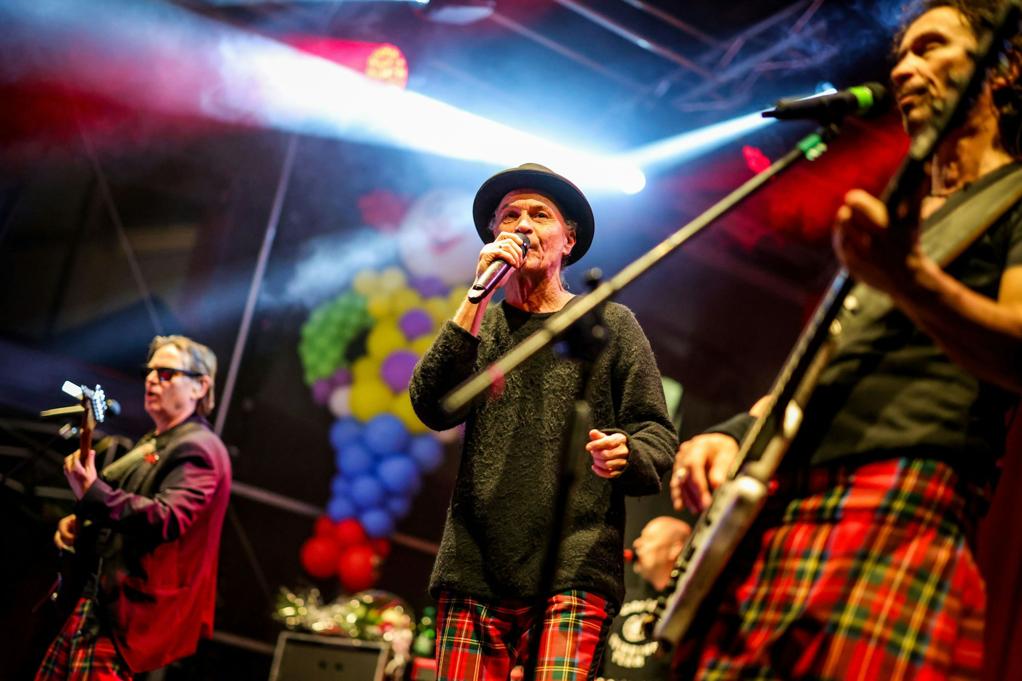 ARCHIV - 11.11.2025, Nordrhein-Westfalen, Düsseldorf: Konzert der Kölner Band Brings in der Düsseldorfer Altstadt auf dem Rathausplatz. (zu dpa: «Partyschlager und Klassiker: Die Hits an Karneval») Foto: Christoph Reichwein/dpa +++ dpa-Bildfunk +++