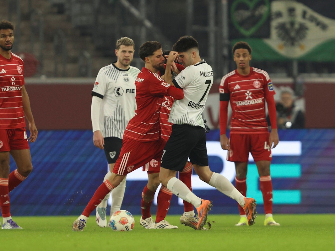 Zweikampf im Spiel der 2. Bundesliga zwischen Fortuna Düsseldorf und Preußen Münster.