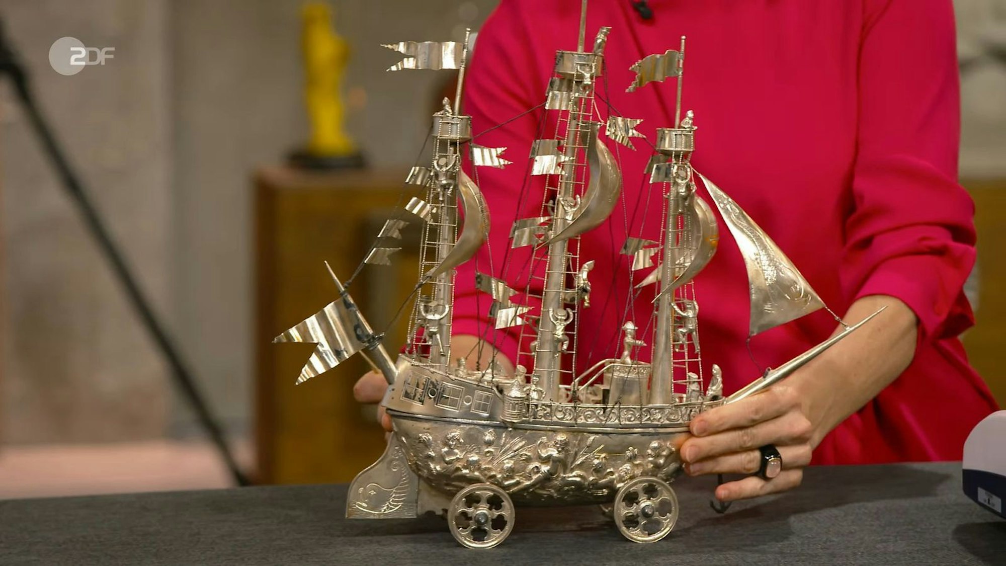 Der Tafelaufsatz aus Silber in Form eines Segelschiffs aus den 1950er- oder 60er-Jahren hatte einen Wert von 1.700 bis 2.000 Euro. Benjamin Leo Leo bekam bei 1.750 Euro den Zuschlag.
(Bild: ZDF)