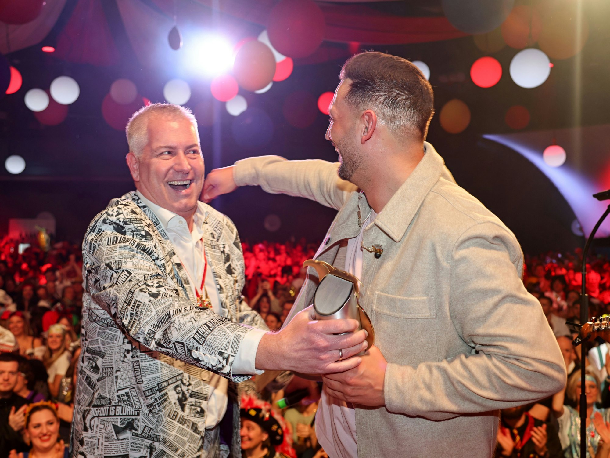 Marcel Schwamborn überreicht den Närrischen Oscar an Stevie Sauer.