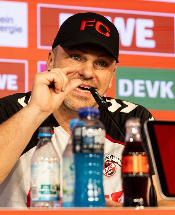 Lukas Kwasniok (1. FC Köln) während einer Pressekonferenz.