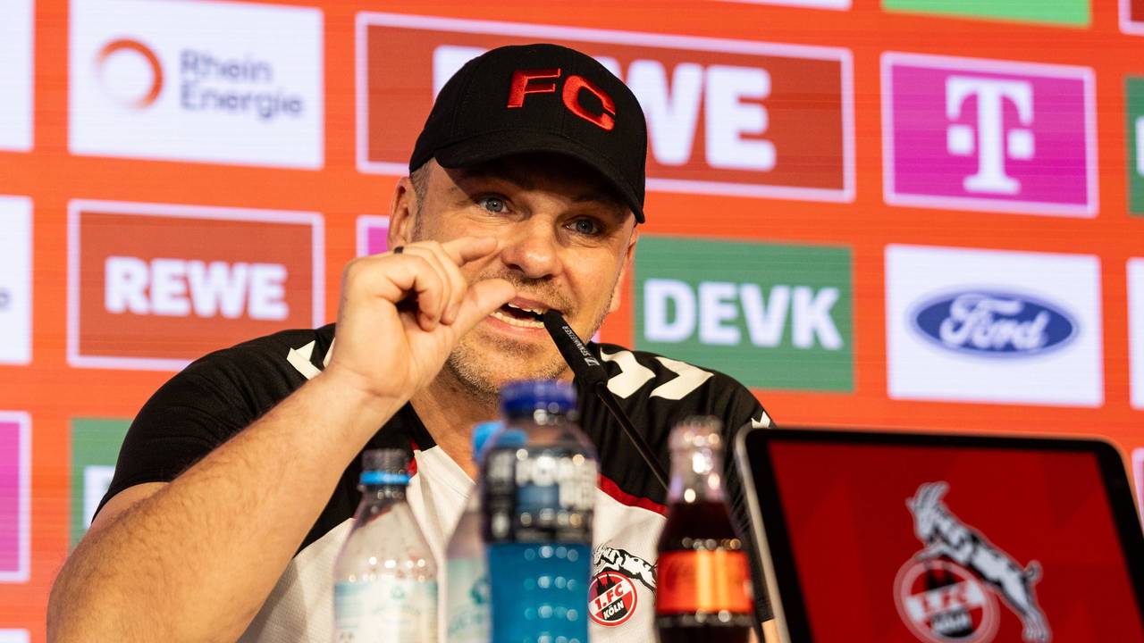 Lukas Kwasniok (1. FC Köln) während einer Pressekonferenz.