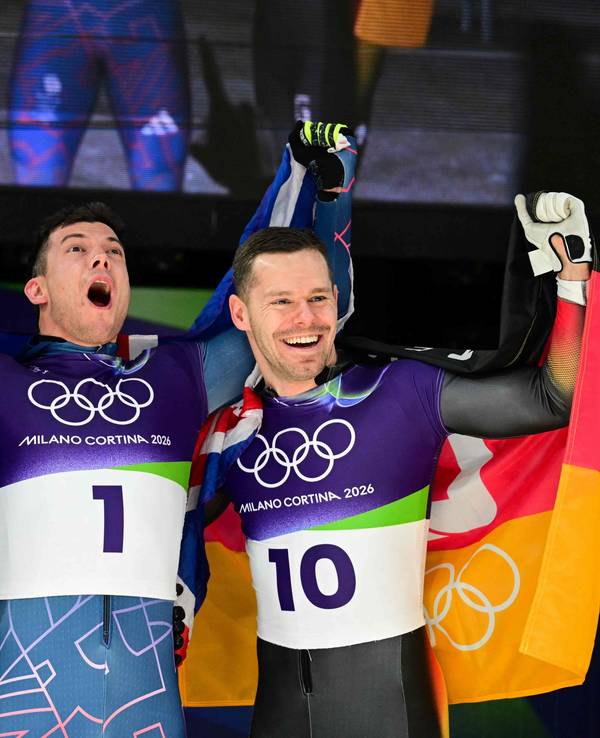 Axel Jungk, Matt Weston und Christopher Grotheer jubeln gemeinsam.