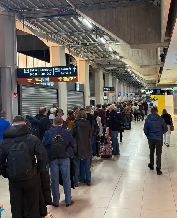 Am Terminal des Köln/Bonner Flughafens stehen die Menschen in der Schlange. Wie Leserreporter Jan berichtet, gab es keine Informationen für die Reisenden.