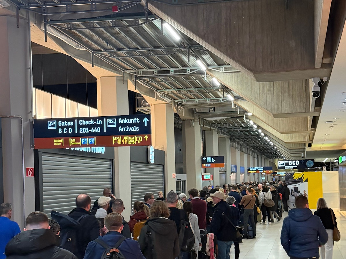 Am Terminal des Köln/Bonner Flughafens stehen die Menschen in der Schlange. Wie Leserreporter Jan berichtet, gab es keine Informationen für die Reisenden.