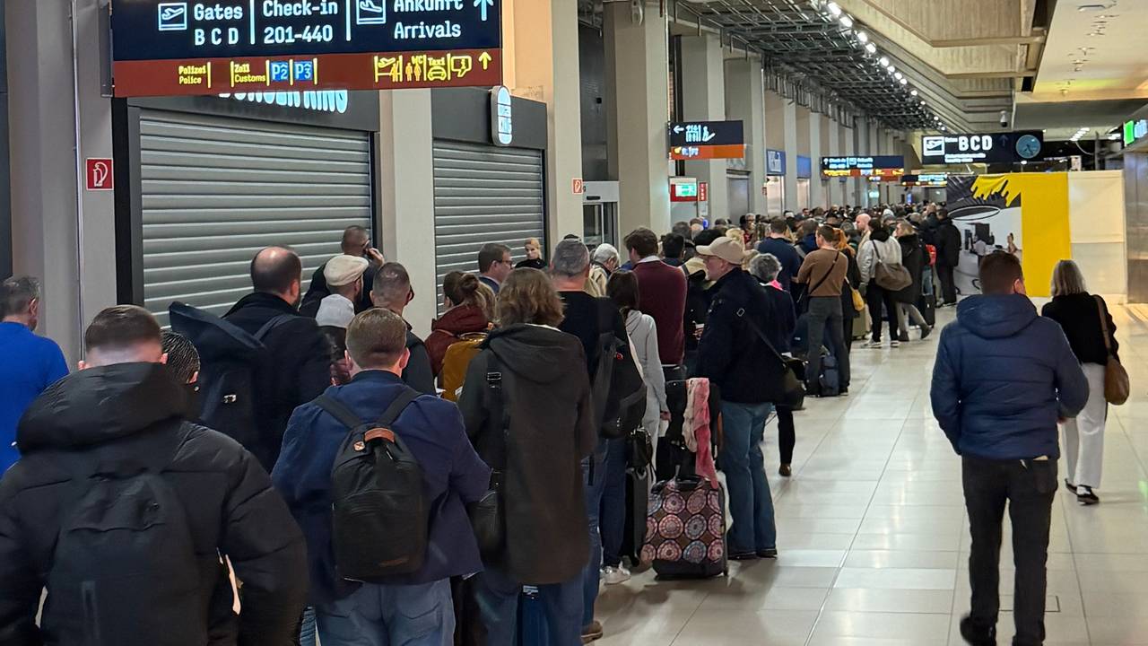 Am Terminal des Köln/Bonner Flughafens stehen die Menschen in der Schlange. Wie Leserreporter Jan berichtet, gab es keine Informationen für die Reisenden.