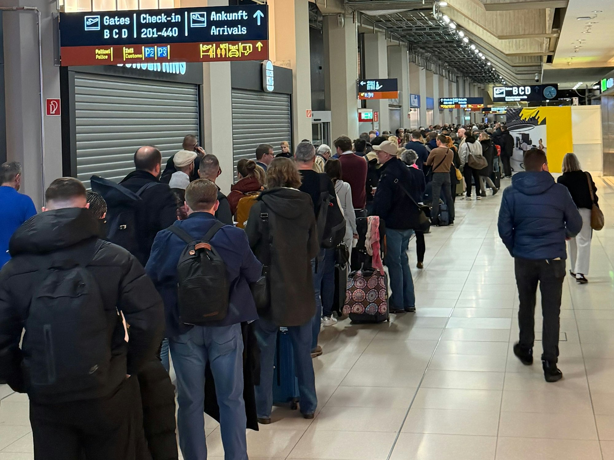 Am Terminal des Köln/Bonner Flughafens stehen die Menschen in der Schlange. Wie Leserreporter Jan berichtet, gab es keine Informationen für die Reisenden.