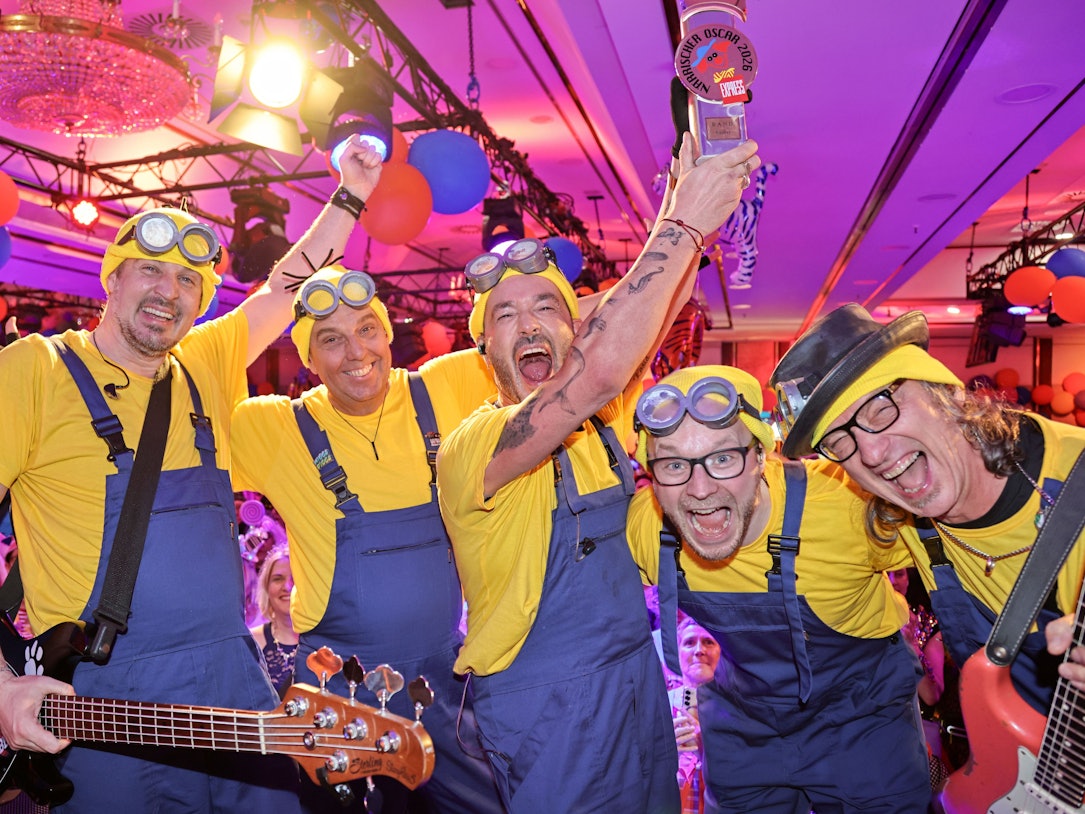 Die Räuber mit dem Närrischen Oscar auf der Bühne.