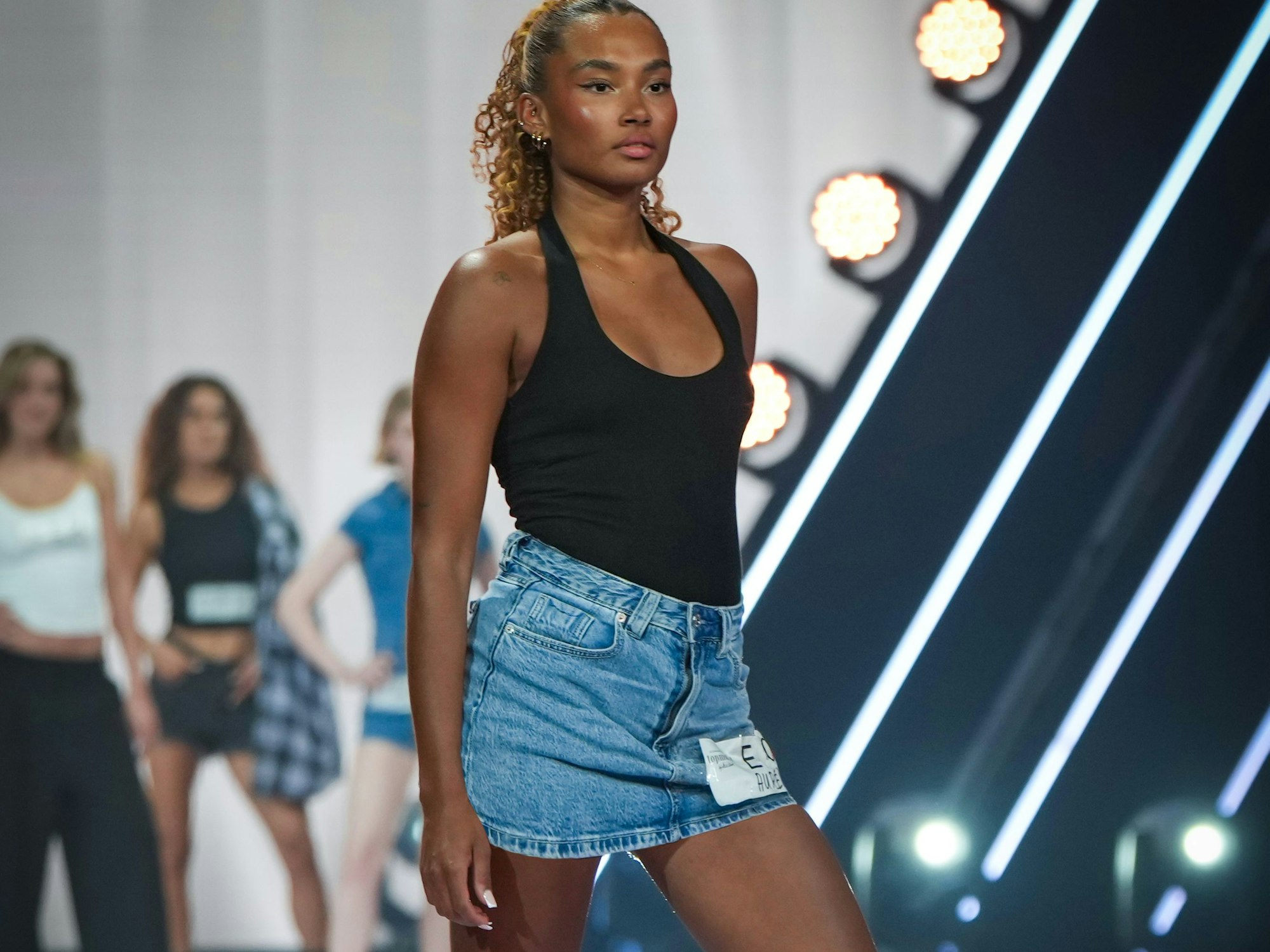 Ein junge Frau posiert.