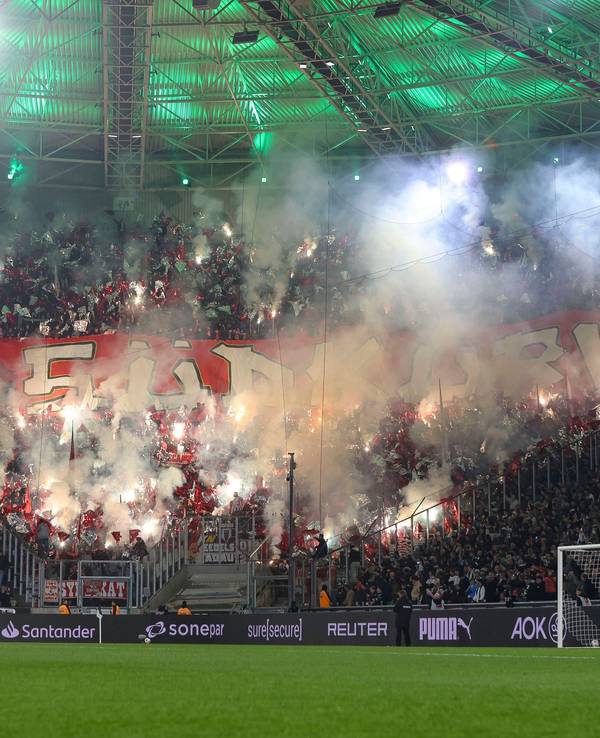 Blick auf den Gästeblock des 1. FC Köln in Mönchengladbach.