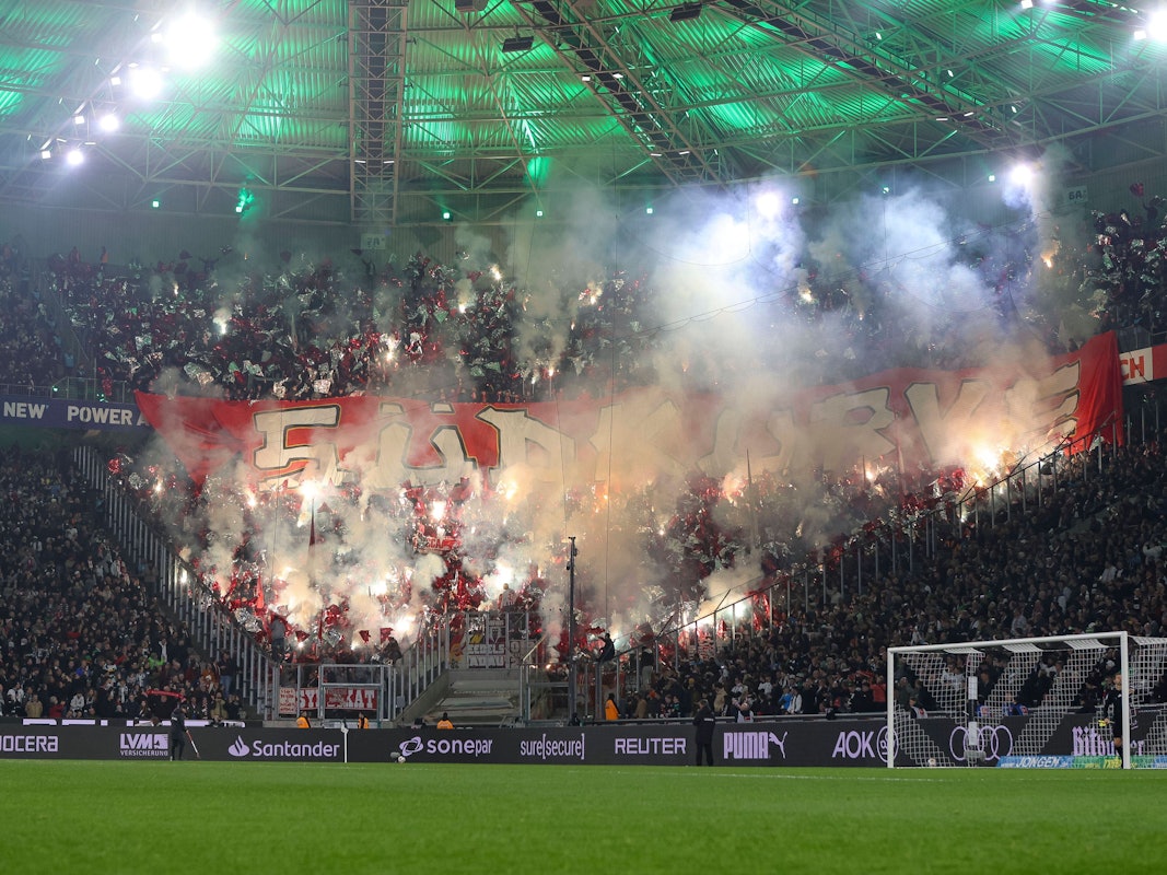Blick auf den Gästeblock des 1. FC Köln in Mönchengladbach.