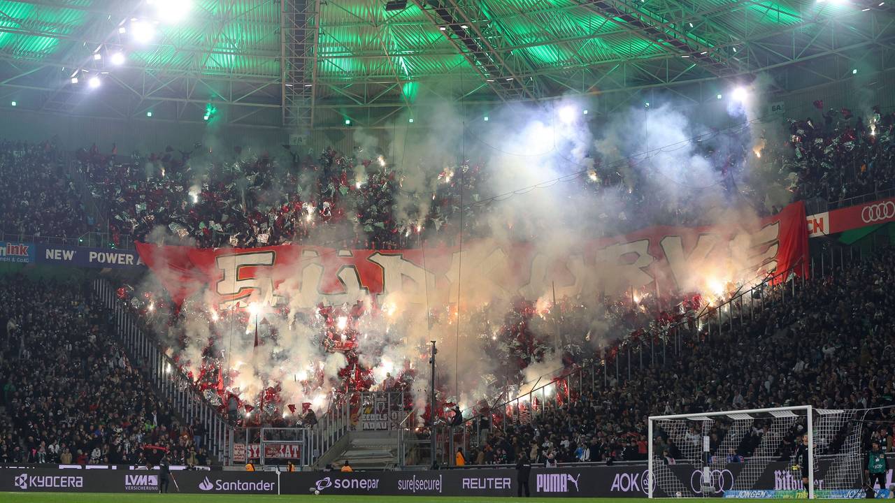 Blick auf den Gästeblock des 1. FC Köln in Mönchengladbach.